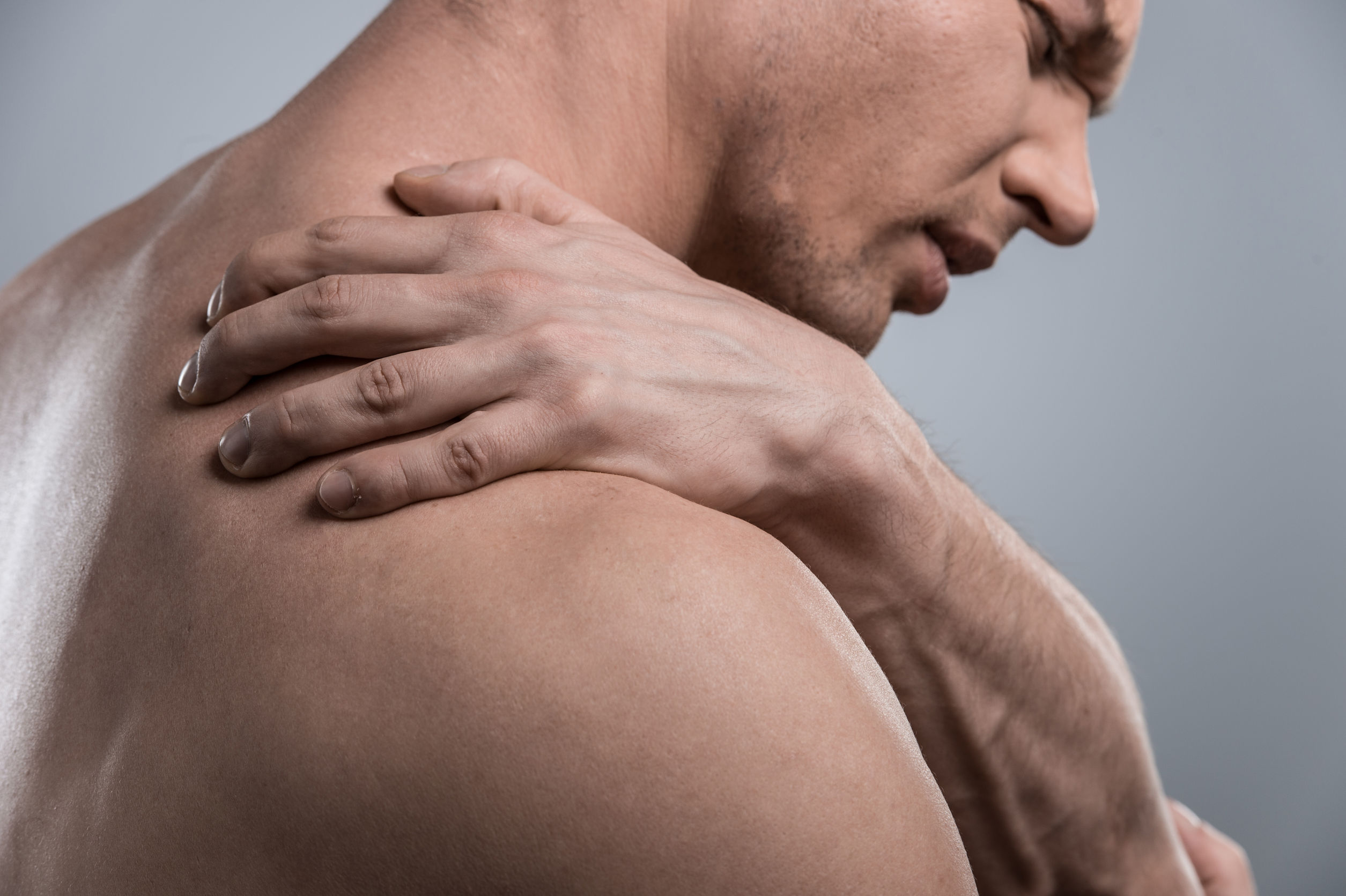 Shoulder pain. Боль задняя поверхность плеча. Психосоматика боль в плечевом суставе. Боль в плечах. Грыжа на шее симптомы и лечение у мужчин фото.