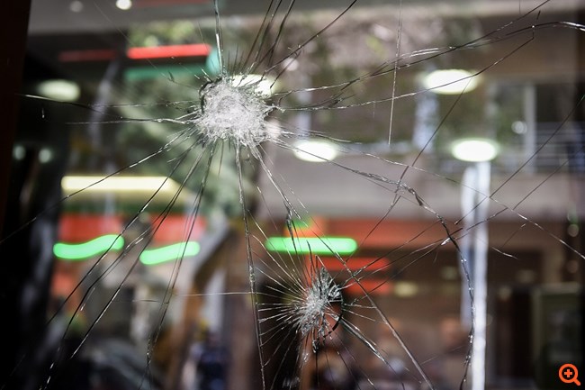 Προστασία των αμερικανικών ιδρυμάτων, σύλληψη δραστών ζητεί η πρεσβεία των ΗΠΑ