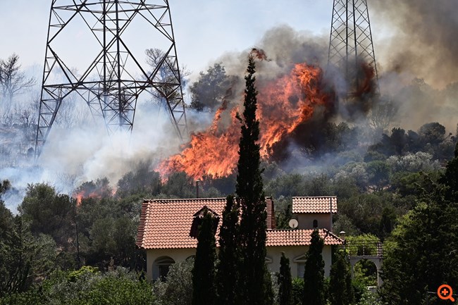 Εκτός ελέγχου η πυρκαγιά: Κάηκαν σπίτια σε Κουβαρά και Λαγονήσι - Πού έχει διακοπεί η κυκλοφορία