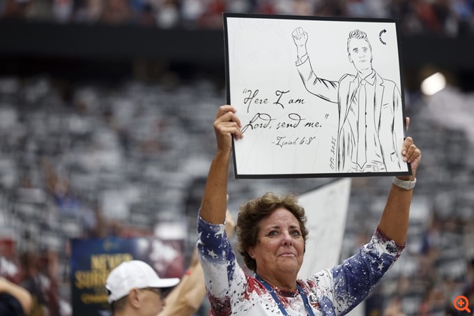 Χιλιάδες υποστηρικτές του Τσάρλι Κερκ στο State Farm Stadium για το τελευταίο αντίο - Δρακόντεια τα μέτρα ασφαλείας