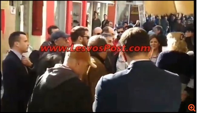 "Ντροπή σας, καταστρέψατε τη Λέσβο" φώναξαν στον Τσακαλώτο