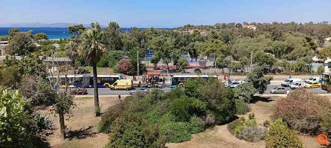 Σύγκρουση λεωφορείων στην Πλαζ Βούλας - Στους 47 οι τραυματίες, τρεις σοβαρά