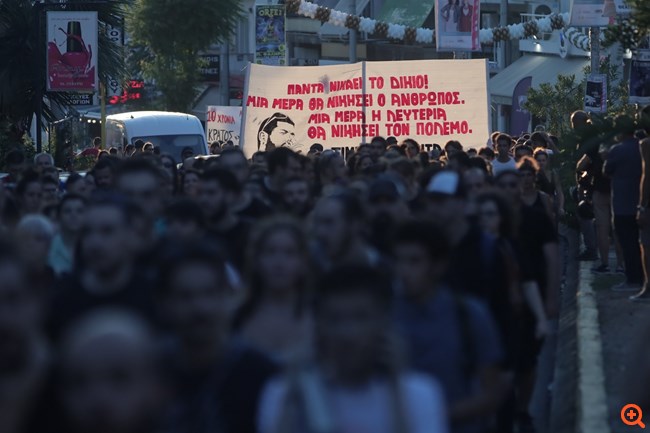 Μεγάλη αντιφασιστική πορεία στο Κερατσίνι για τα 10 χρόνια από τη δολοφονία του Παύλου Φύσσα
