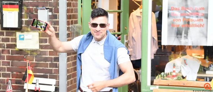 H ταυτότητα της AfD και ο "Ταυτοτικός" Ζέλνερ