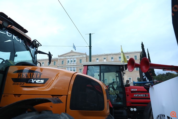 Στην Αθήνα οι αγρότες: Έφτασαν στο Σύνταγμα τα τρακτέρ - Κλειστή η Αμαλίας και η Πανεπιστημίου