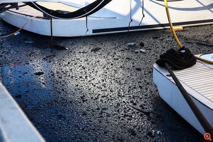 Μαρίνα Ζέας: Στις φλόγες τυλίχτηκαν τέσσερα σκάφη - Από ξύλινο ιστιοφόρο ξεκίνησε η φωτιά