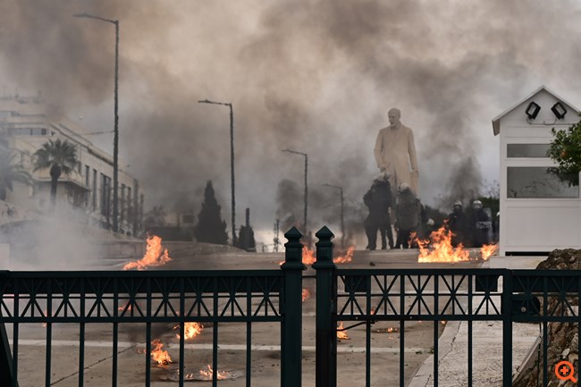 Επεισόδια στo Σύνταγμα μετά την πορεία για τα Τέμπη: Πέταξαν μολότοφ στο προαύλιο της Βουλής