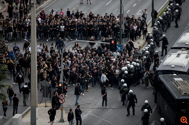 Ολοκληρώθηκε η πορεία του "μπλοκ" με την αιματοβαμμένη σημαία του Πολυτεχνείου