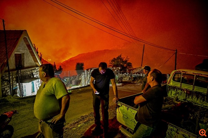 Φωτιά στην Κορινθία: Ολονύχτια μάχη με τις φλόγες - Μαίνεται ανεξέλεγκτη