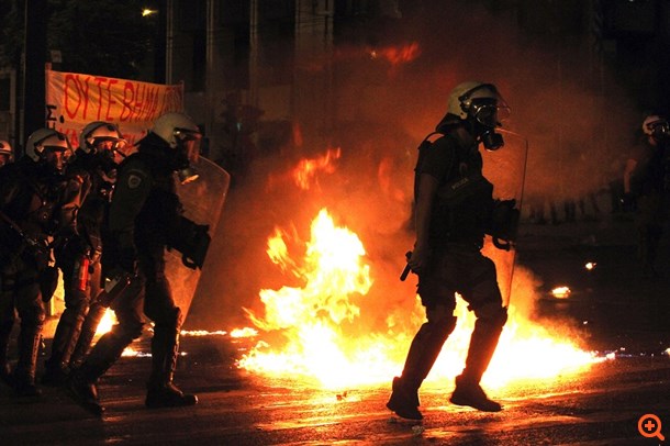 Επεισόδια με μολότοφ και χημικά στο Σύνταγμα