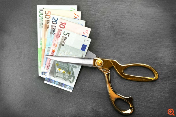 Παράθυρο για "πάγωμα" συντάξεων στο... διηνεκές και μέτρα μέσω "κόφτη"