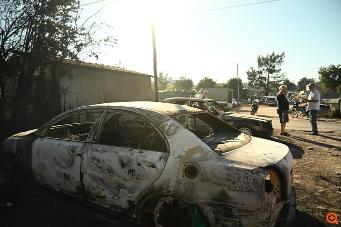 Πυρκαγιά στη Βορειοανατολική Αττική καμμενο αυτοκινητο
