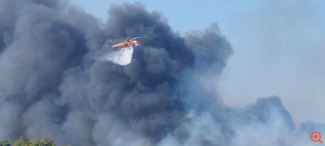 Υπό έλεγχο η φωτιά κοντά στην 112 Πτέρυγα Μάχης στην Ελευσίνα - Φωτογραφίες από το σημείο