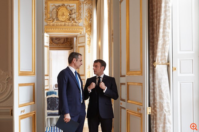 Πώς αποτιμά η Αθήνα τα αποτελέσματα της συνάντησης Μητσοτάκη-Μακρόν