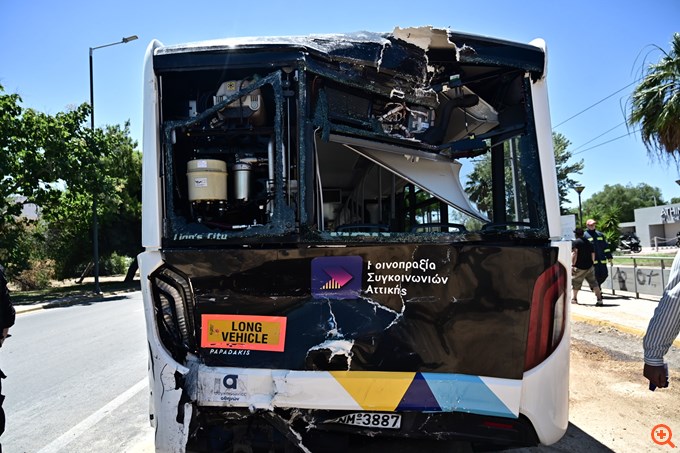 Σύγκρουση λεωφορείων στη Βούλα