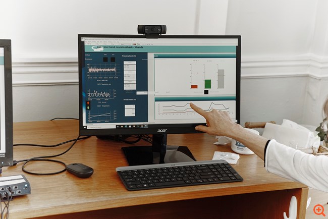 Μπορεί η παρακολούθηση των εγκεφαλικών κυμάτων να ενισχύσει την ψυχική υγεία;