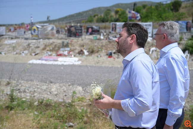 Στον τόπο της τραγωδίας των Τεμπών Νίκος Ανδρουλάκης και Νίκολας Σμιτ