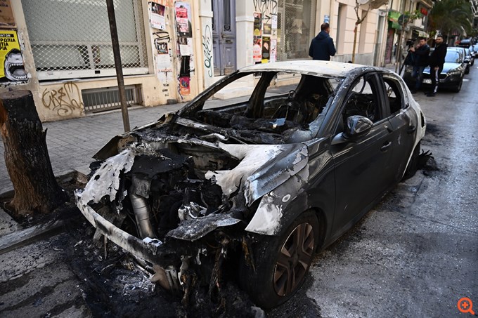 Εξάρχεια: Καμένα ΙΧ και τραυματίας αστυνομικός από τα επεισόδια - Σύνδεση με τη βόμβα στη Hellenic Train εξετάζει η ΕΛΑΣ