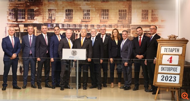 Η Optima bank "χτυπά" το καμπανάκι για την έναρξη της συνεδρίασης στο Χρηματιστήριο Αθηνών