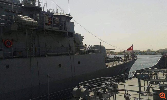 Πλοίο συνοδεία τουρκικής φρεγάτας έφερε άρματα στη Λιβύη: Βίντεο-ντοκουμέντο μέσα από το πλοίο
