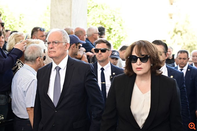 Κλίμα οδύνης στο τελευταίο αντίο στη Λένα Σαμαρά