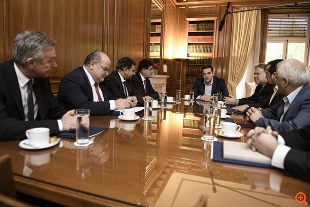 "Ψήνεται" συμφωνία για αύξηση ασφαλιστικών εισφορών