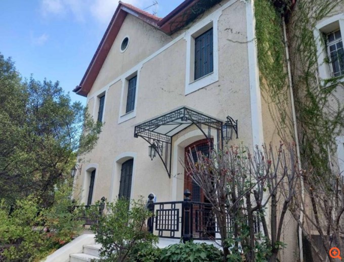 Πλειστηριασμοί: Ποια "επώνυμα" ακίνητα άλλαξαν χέρια το 2025