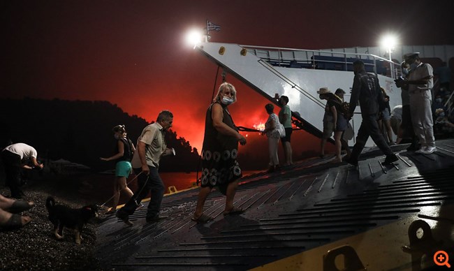 Νύχτα αγωνίας στην Εύβοια - Άνιση μάχη με τις φλόγες σε όλα τα μέτωπα