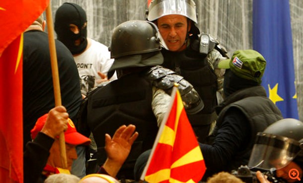Πάνω από 100 τραυματίες κατά τις χθεσινές βιαιότητες στα Σκόπια