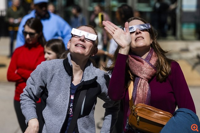 Όλικη έκλειψη Ηλίου: Εκατομμύρια άνθρωποι μαγεύτηκαν από το θέαμα
