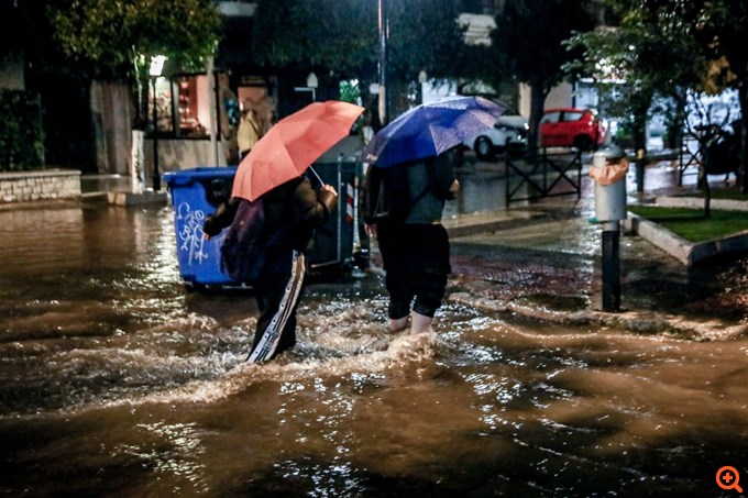 Επελαύνει η κακοκαιρία στην Αττική: Πλημμύρισαν δρόμοι, εγκλωβίστηκαν οδηγοί, φούσκωσαν Ιλισσός, Κηφισός, Ποδονίφτης