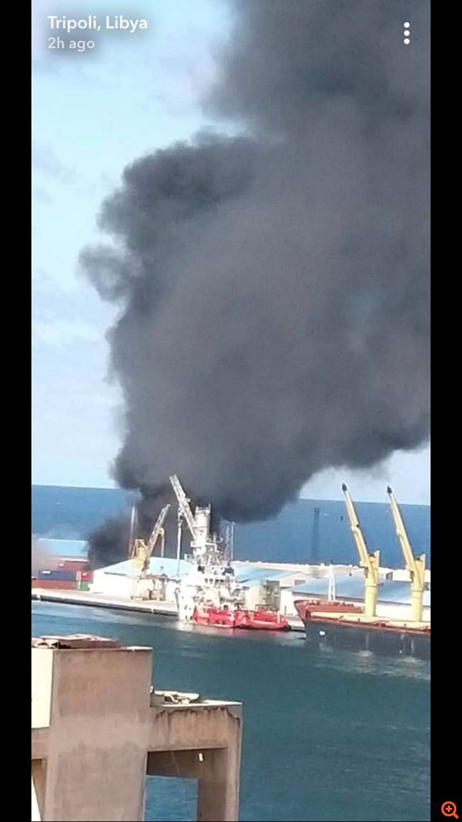 Οι δυνάμεις του Χαφτάρ βομβαρδίζουν το λιμάνι της Τρίπολης