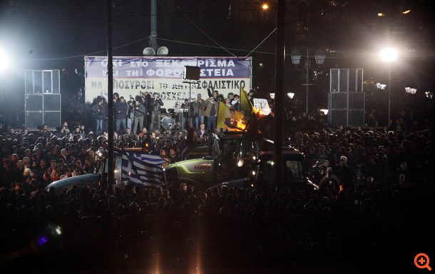 Παραμένουν έξω από τη Βουλή οι αγρότες