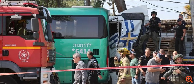 Φορτηγό έπεσε σε στάση λεωφορείου στο Ισραήλ