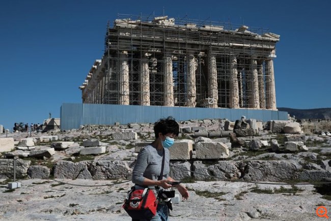 UniCredit: Βλέπει "βουτιά" 50% στα έσοδα από τον τουρισμό στην Ελλάδα και ύφεση 16%