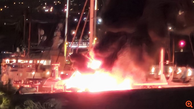 Φωτιά σε τέσσερα σκάφη στη Μαρίνα Ζέας - Τα τρία βυθίστηκαν