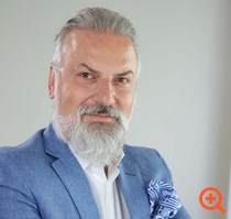 Ένας Έλληνας ιατρός στο τιμόνι της επιστημονικής Ευρωπαϊκής Εταιρείας μεταμόσχευσης μαλλιών FUE Europe Hair Transplant Society