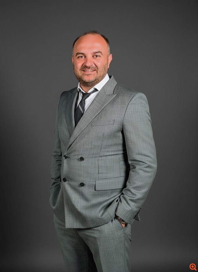 Simpas: Κουφώματα από τα Γιάννενα στο σαλέ της Jennifer Lopez στη Μοντάνα και στην έπαυλη του ιδιοκτήτη της Dell