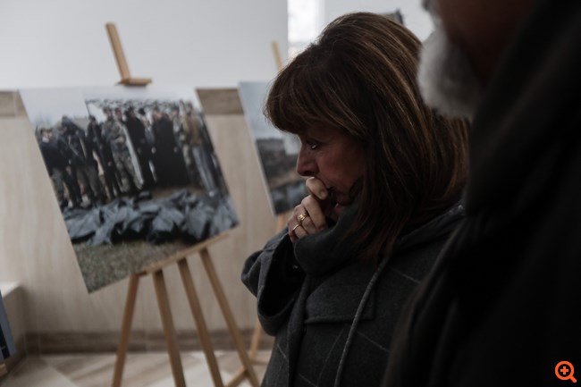 Ουκρανία: Το σημείο που βρέθηκαν ομαδικοί τάφοι πολιτών επισκέφθηκε η Κατερίνα Σακελλαροπούλου