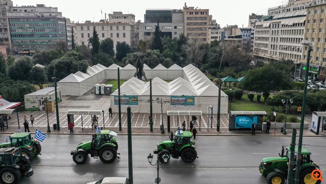 "Εισβολή" τρακτέρ στο Σύνταγμα: Παθιασμένοι οι αγρότες στο μεγάλο συλλαλητήριο - Συνθήματα, πλακάτ και καπνογόνα