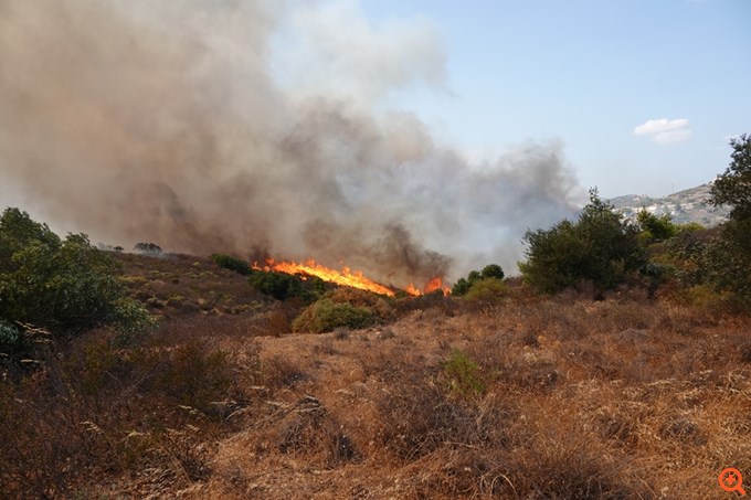 Ανεξέλεγκτο το πύρινο μέτωπο στην Ανατολική Αττική με έναν νεκρό - Ολονύχτια μάχη με τις φλόγες, καίγονται σπίτια