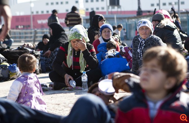 Κλειστά τα σύνορα με τα Σκόπια - Χιλιάδες εγκλωβισμένοι σε Ειδομένη και Πειραιά