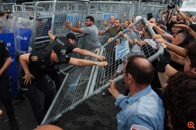 Τουρκία: Συγκρούσεις αστυνομίας και βουλευτών του Ρεπουμπλικανικού Λαϊκού Κόμματος