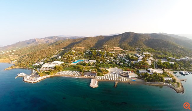 Στο σφυρί το ιστορικό ξενοδοχείο Hydra Beach
