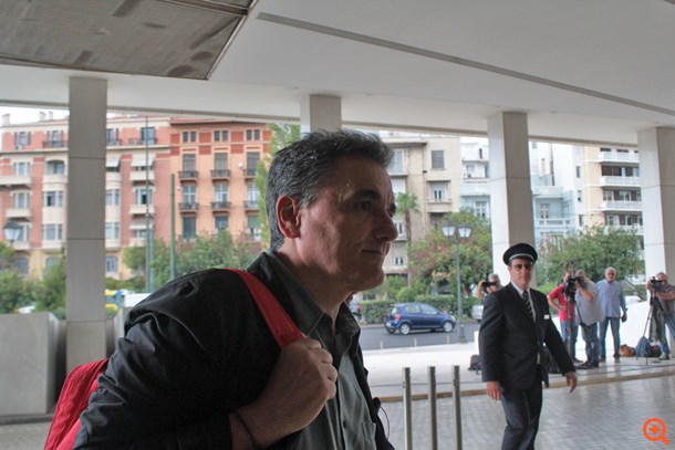 Δεν τα βρήκαν κυβέρνηση-θεσμοί για τον ακατάσχετο λογαριασμό