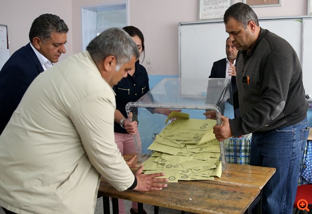 Με οριακή διαφορά η νίκη του "Ναι" στο τουρκικό δημοψήφισμα