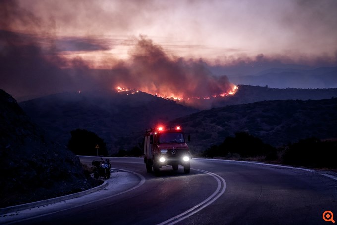 Μαίνονται τα πύρινα μέτωπα σε Αχαΐα, Ζάκυνθο, Χίο και Πρέβεζα - Βελτιωμένη η εικόνα στην Κεφαλονιά, εκτός ελέγχου στα Συχαινά