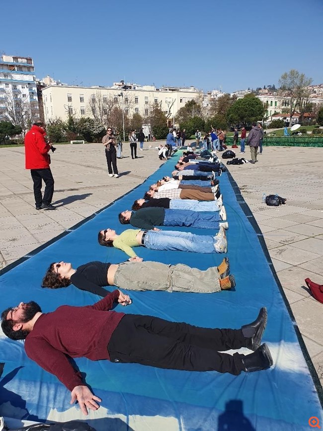 Θεσσαλονίκη: Αποτύπωση των 57 θυμάτων των Τεμπών σε πανό 102 μέτρων με την τεχνική της κυανοτυπίας