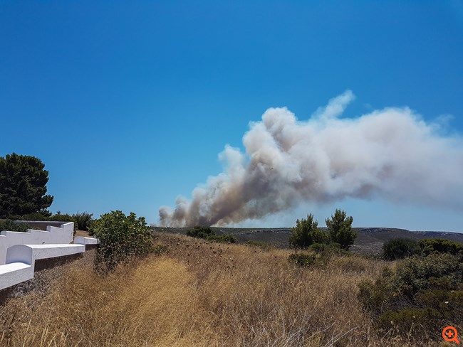Λαύριο: Χωρίς ενεργό μέτωπο, αλλά με πολλές διάσπαρτες εστίες η πυρκαγιά