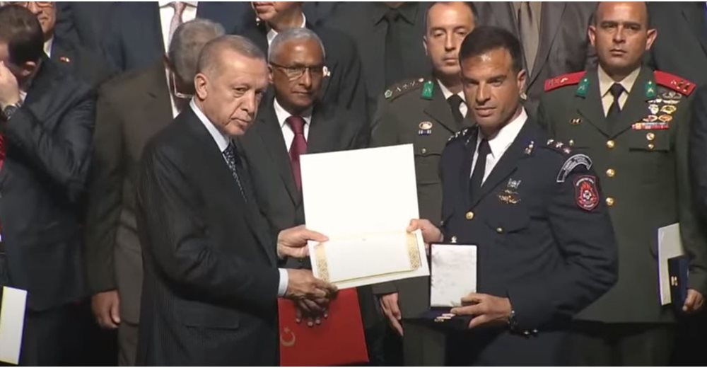 Ο Ερντογάν θέλει τα ελληνικά νησιά αλλά βράβευσε τα &quot;αδέλφια&quot; από ΕΜΑΚ - ΕΚΑΒ για την προσφορά τους